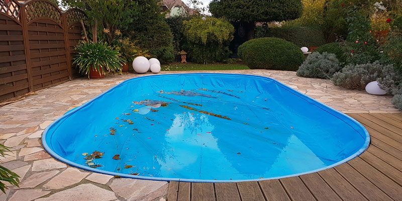 Choosing Between Swimming Pool Covers for the Upcoming Winter Months