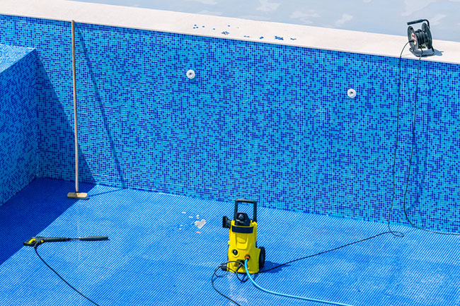 When is the Best Time to Schedule a Fiberglass Pool Repair?